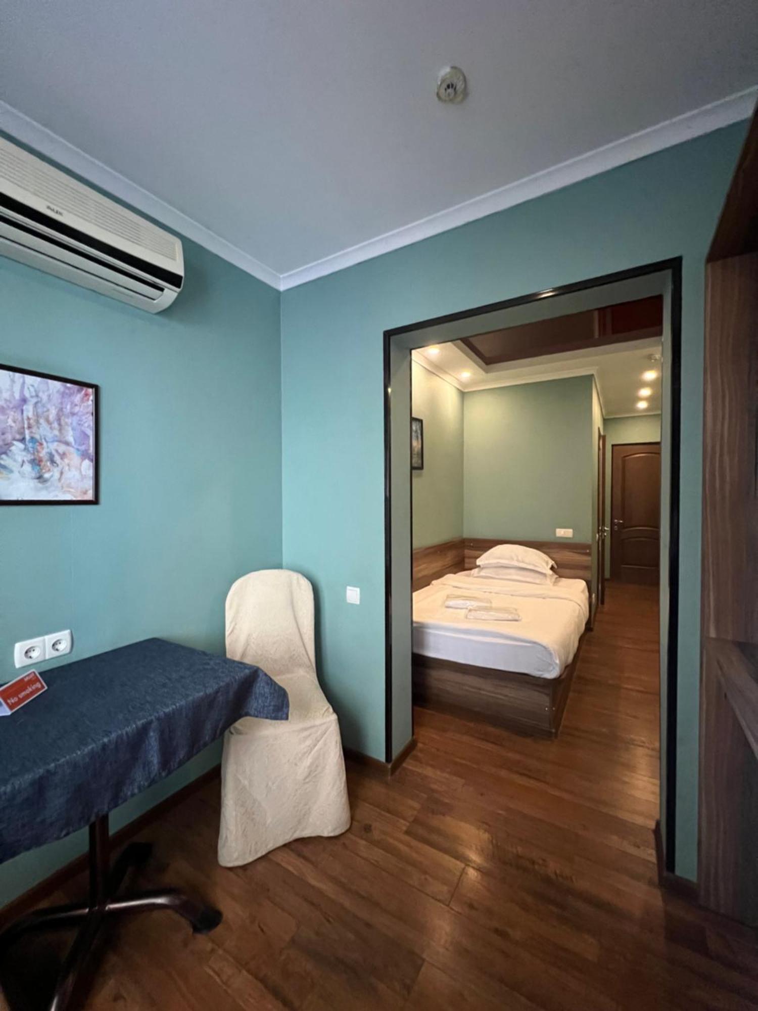 Salut Hotel Bishkek Exterior photo
