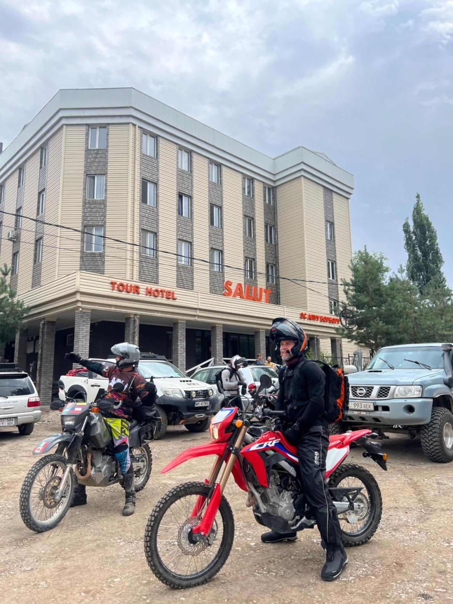Salut Hotel Bishkek Exterior photo