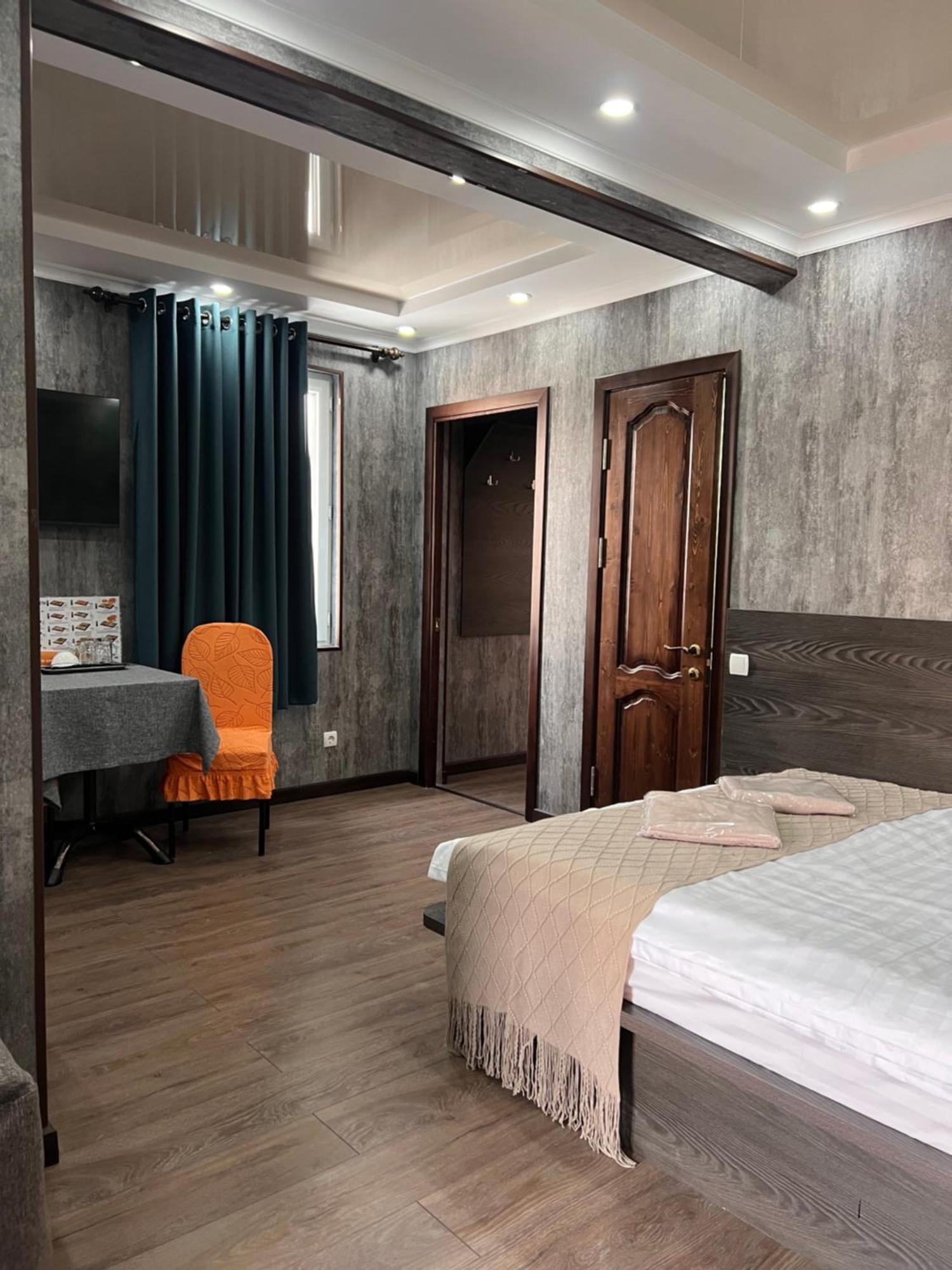Salut Hotel Bishkek Exterior photo